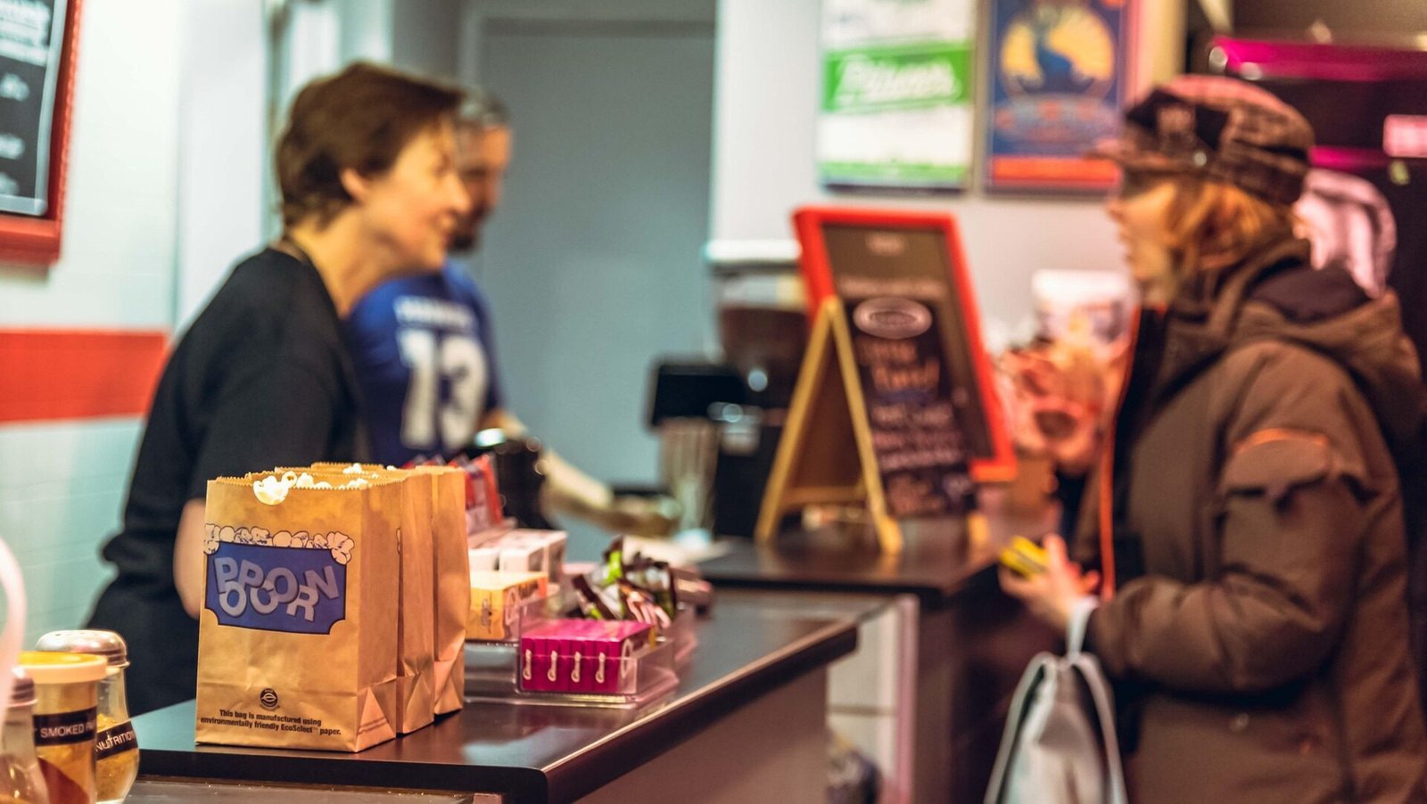 Kunden hassen im Supermarkt
